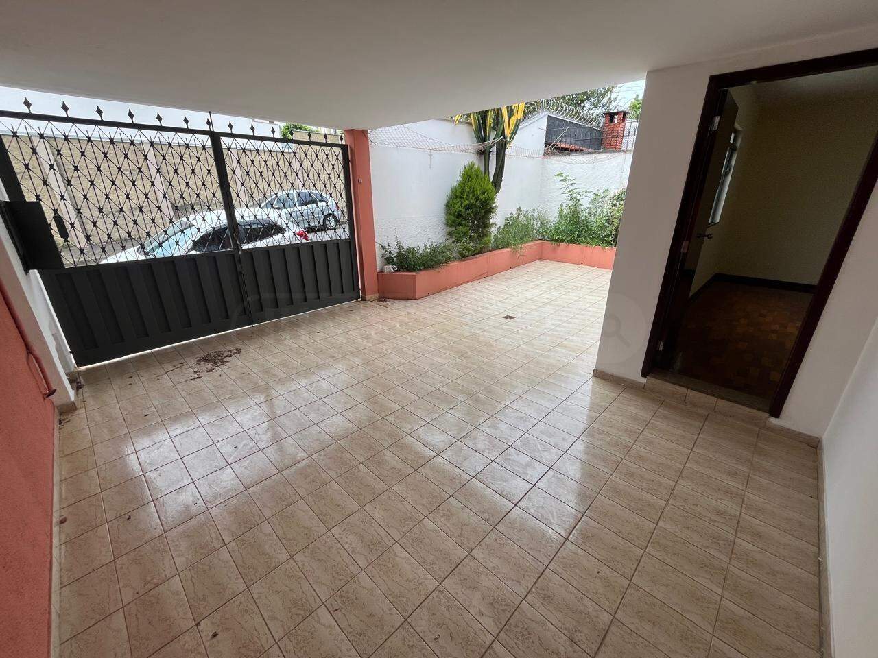 Casa para alugar, 3 quartos, sendo 1 suíte, 2 vagas, no bairro Vila Monteiro em Piracicaba - SP