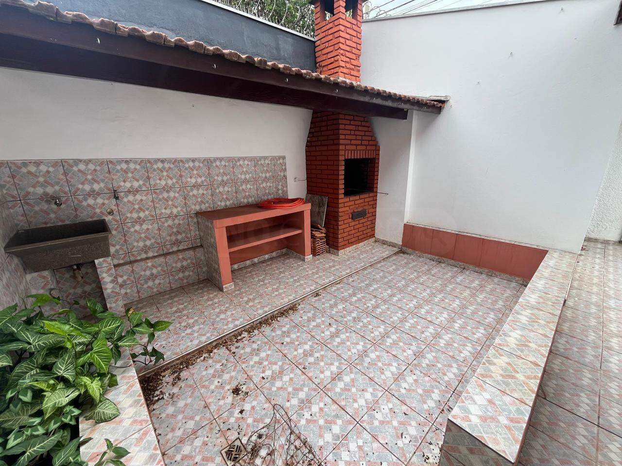 Casa para alugar, 3 quartos, sendo 1 suíte, 2 vagas, no bairro Vila Monteiro em Piracicaba - SP