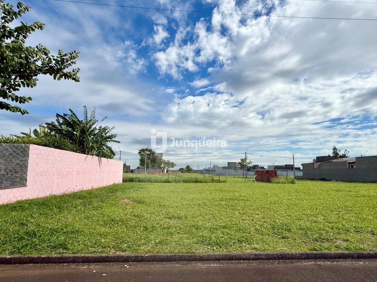 Terreno em Condomínio à venda no Quinta do Engenho, no bairro Residencial Quinta do Engenho em Rio das Pedras - SP