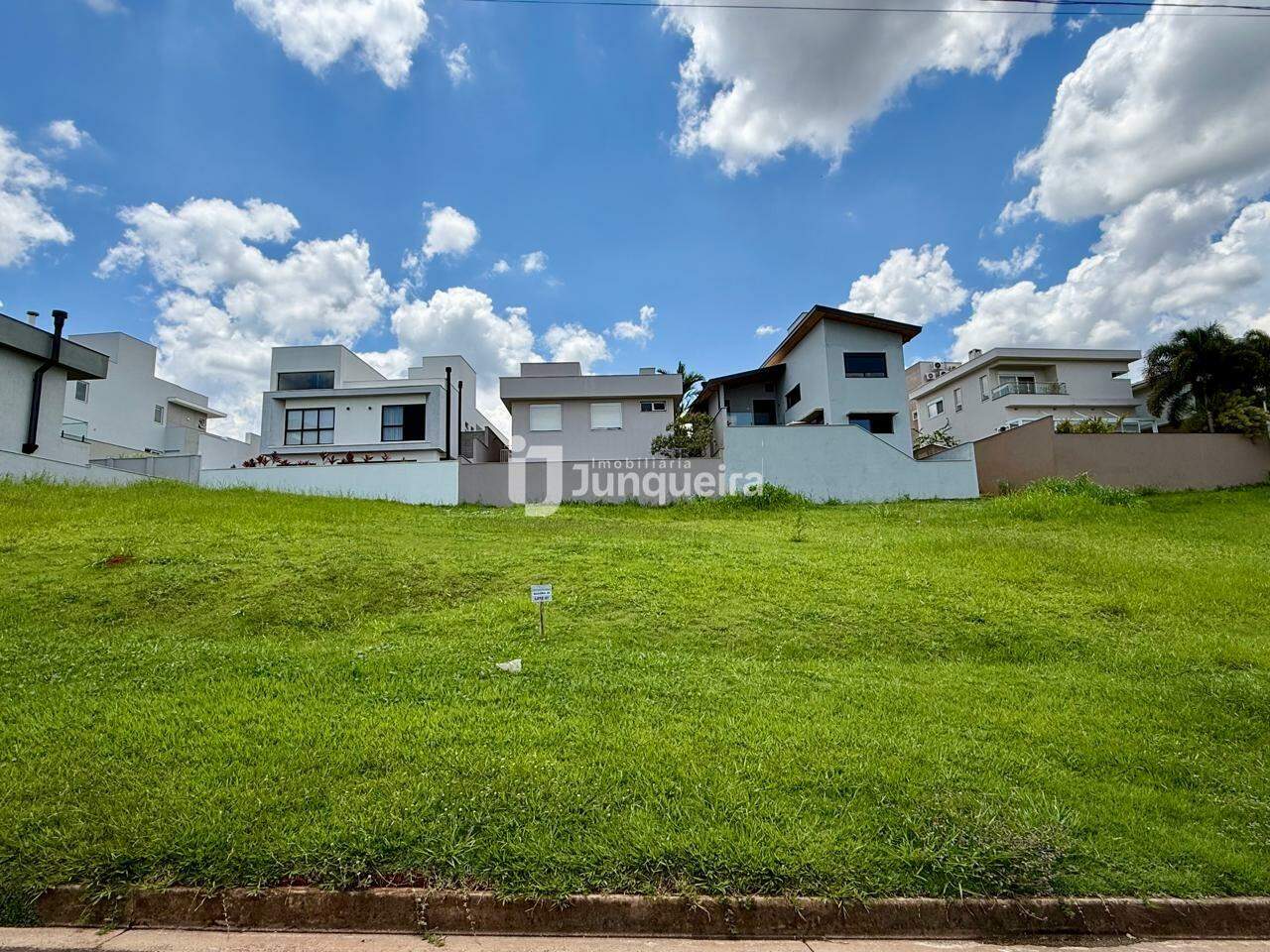 Terreno em Condomínio à venda no Villa D'Aquila, no bairro Villa D'áquila em Piracicaba - SP