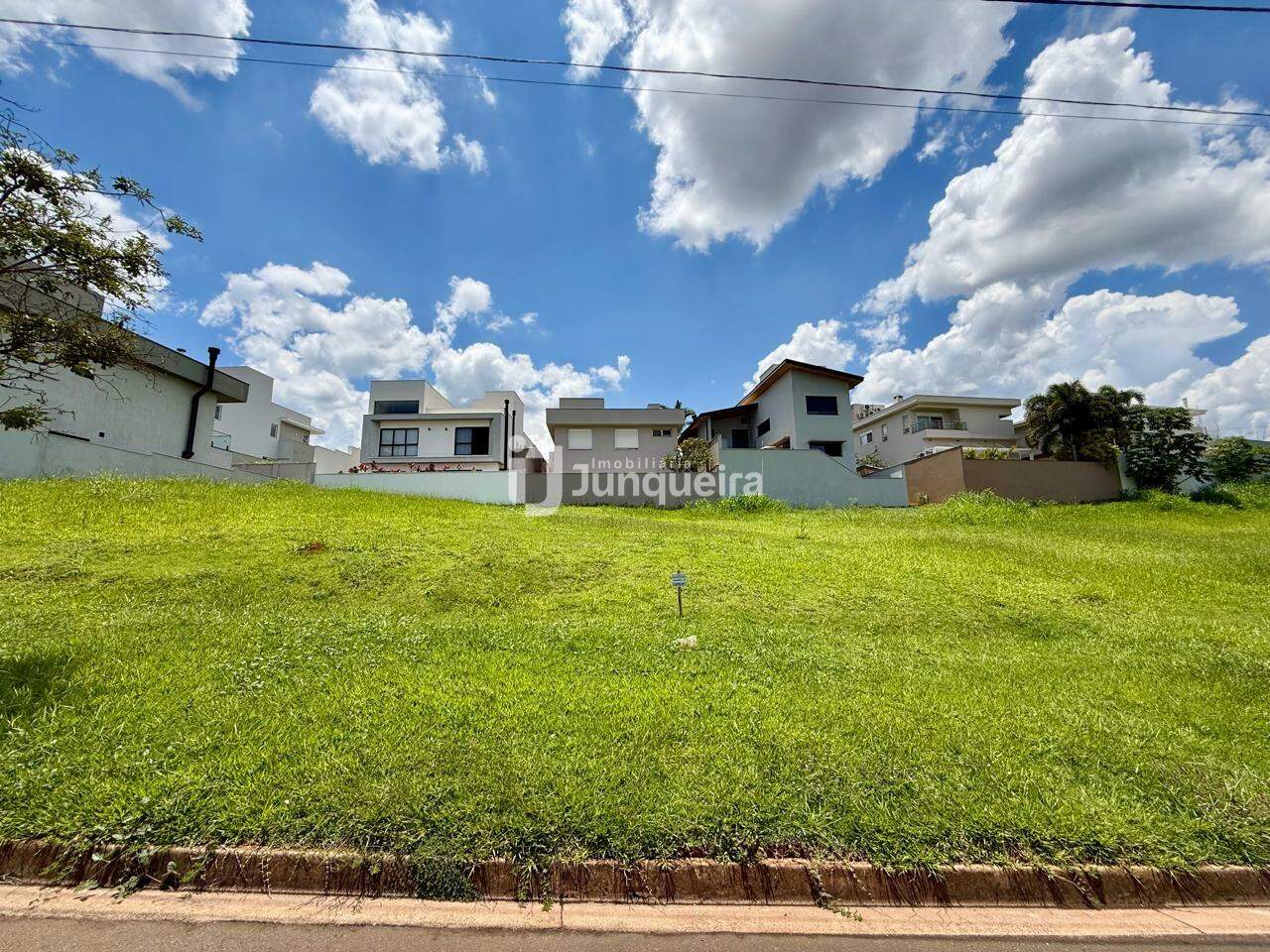 Terreno em Condomínio à venda no Villa D'Aquila, no bairro Villa D'áquila em Piracicaba - SP