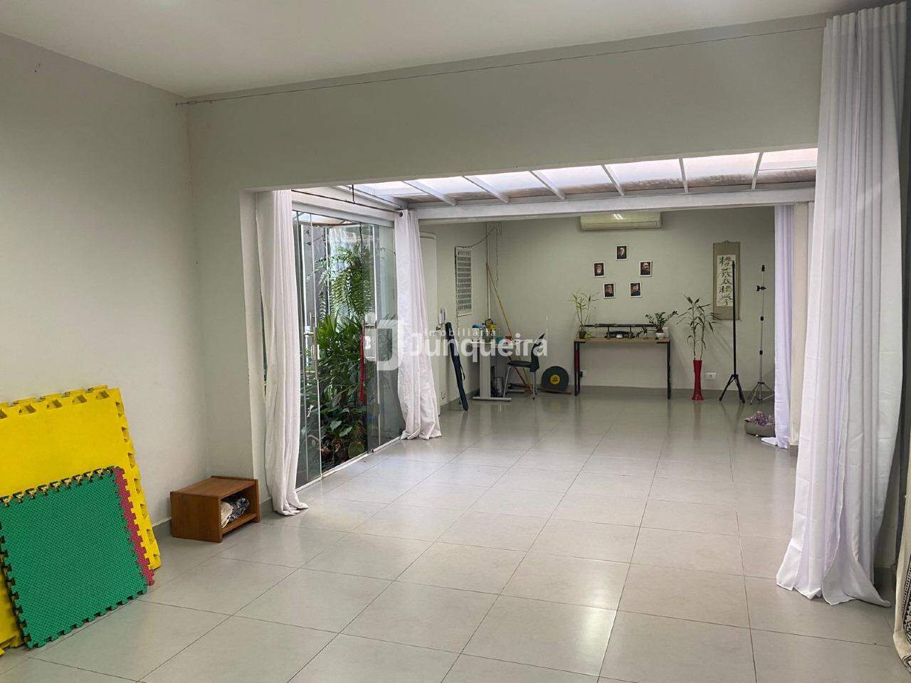 Casa Comercial à venda, 7 quartos, sendo 2 suítes, 1 vaga, no bairro Cidade Alta em Piracicaba - SP