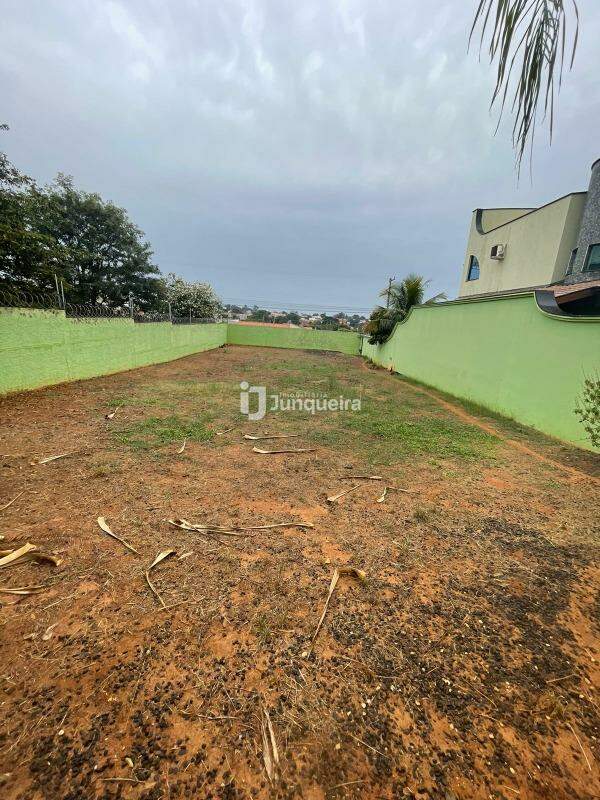 Terreno em Condomínio à venda no Convívio Village Rio das Pedras, no bairro Convívio Village Rio das Pedras em Rio das Pedras - SP
