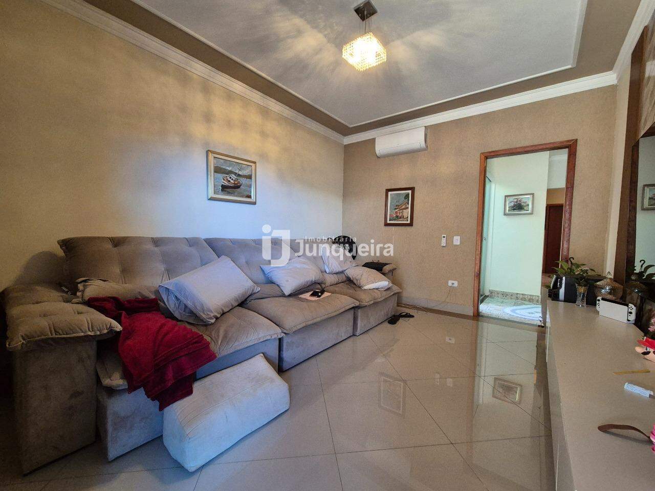 Casa à venda, 3 quartos, sendo 1 suíte, 2 vagas, no bairro Jardim Astúrias I em Piracicaba - SP