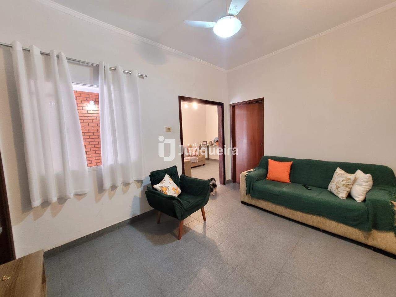 Casa para alugar, 4 quartos, sendo 2 suítes, 1 vaga, no bairro Centro em Piracicaba - SP