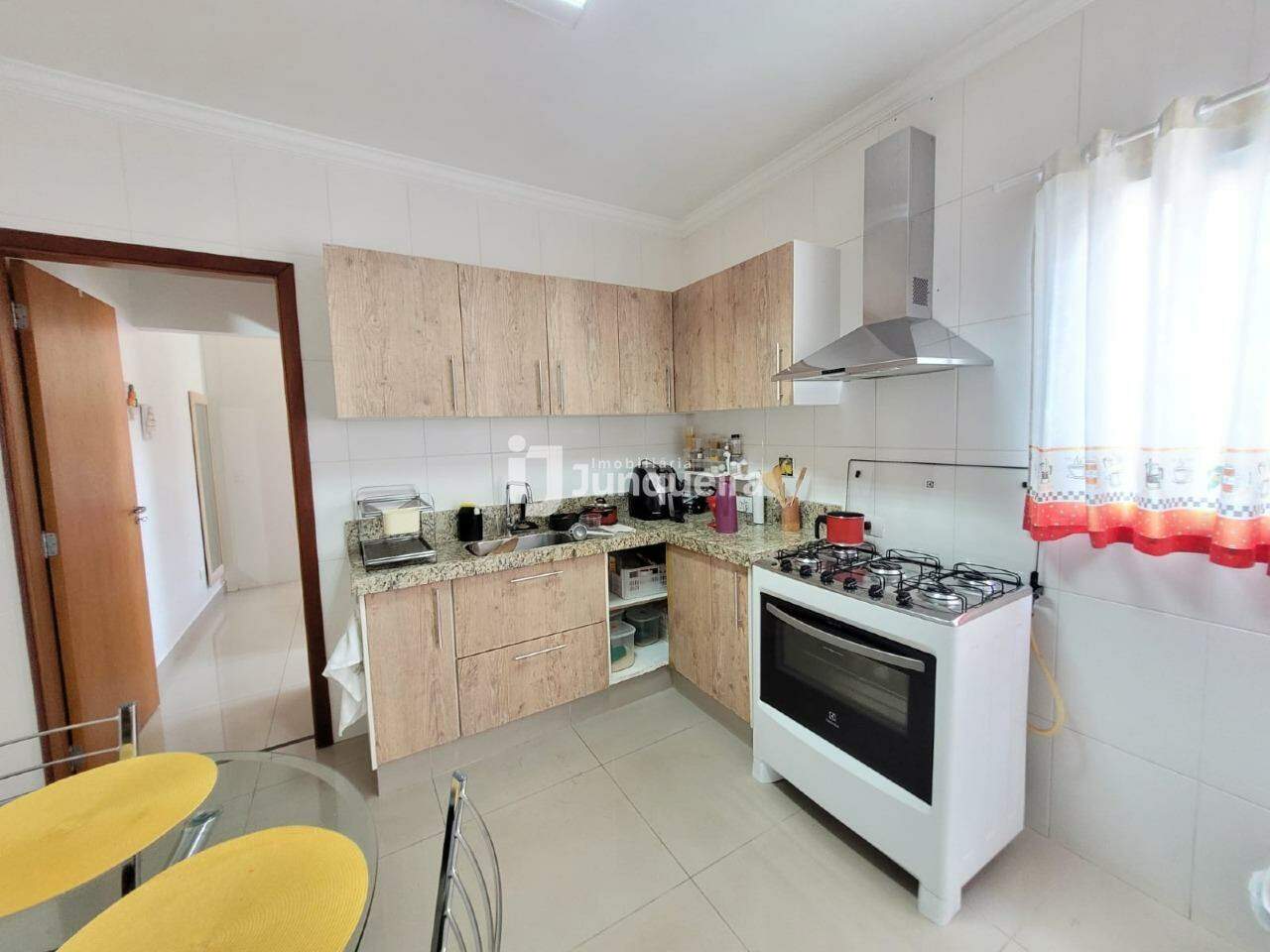 Casa para alugar, 4 quartos, sendo 2 suítes, 1 vaga, no bairro Centro em Piracicaba - SP