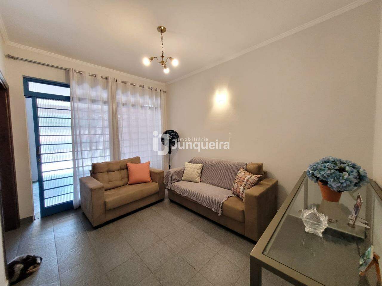 Casa para alugar, 4 quartos, sendo 2 suítes, 1 vaga, no bairro Centro em Piracicaba - SP