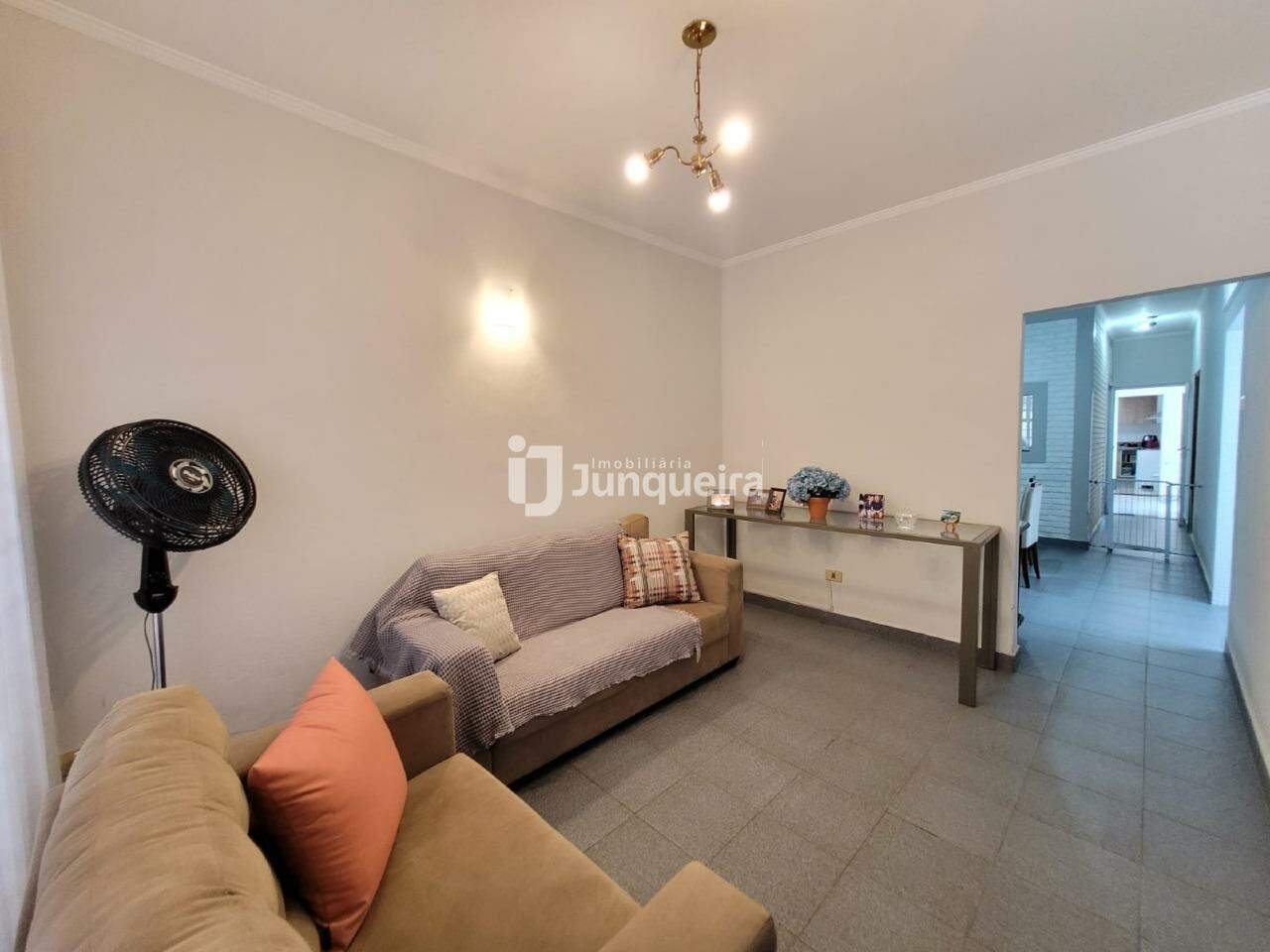 Casa para alugar, 4 quartos, sendo 2 suítes, 1 vaga, no bairro Centro em Piracicaba - SP