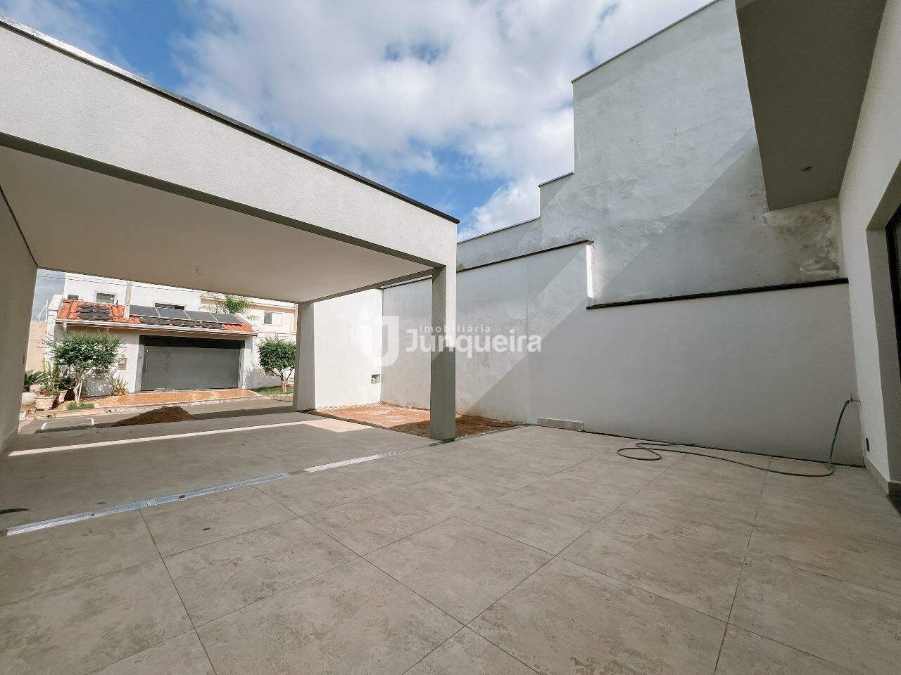 Casa à venda, 3 quartos, sendo 1 suíte, 2 vagas, no bairro Residencial Nova Água Branca II em Piracicaba - SP