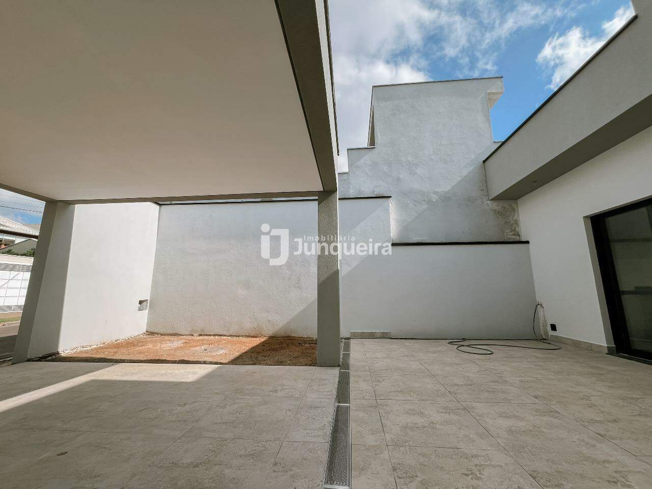Casa à venda, 3 quartos, sendo 1 suíte, 2 vagas, no bairro Residencial Nova Água Branca II em Piracicaba - SP
