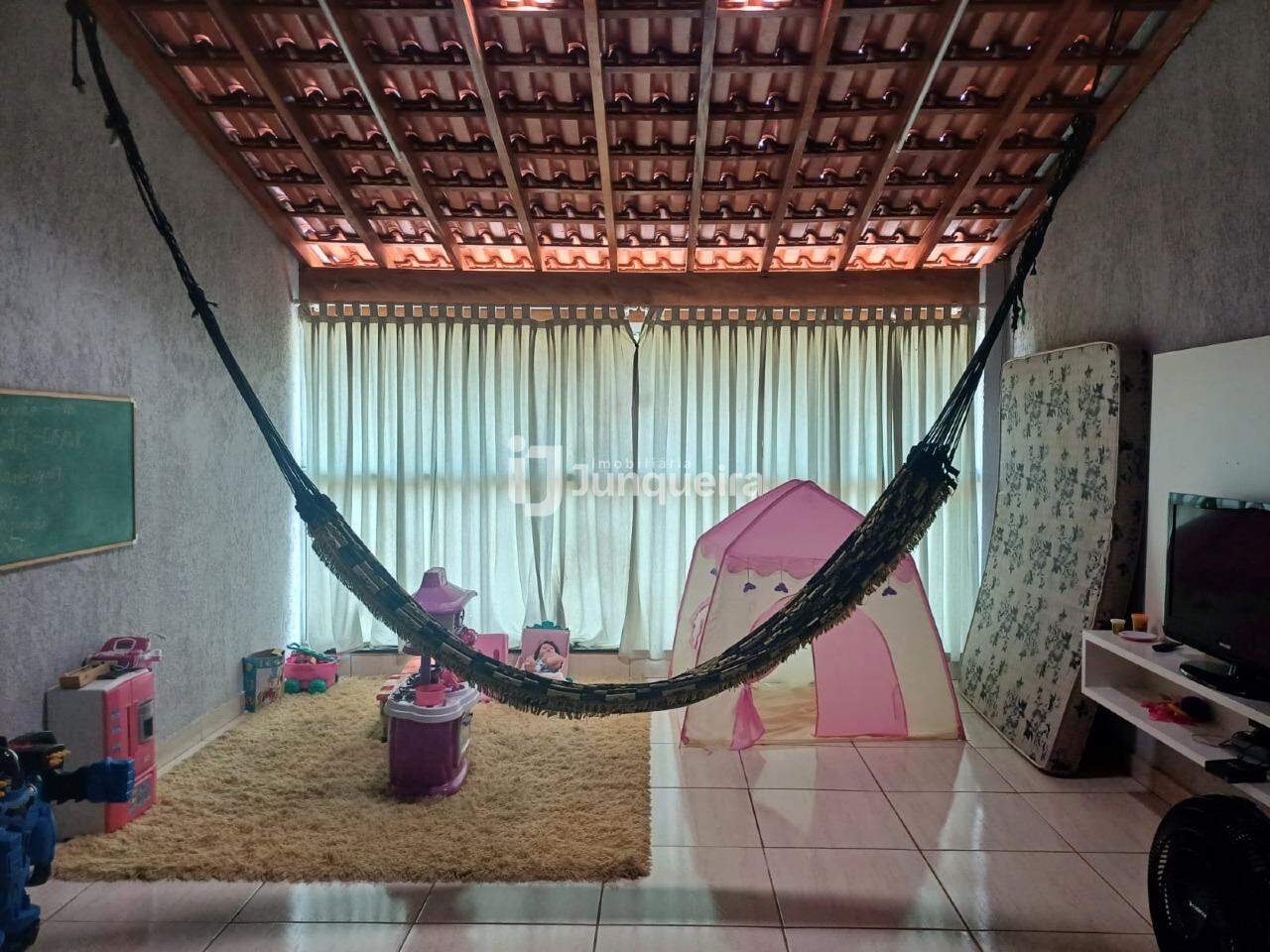 Casa à venda, 4 quartos, 2 vagas, no bairro Água Branca em Piracicaba - SP