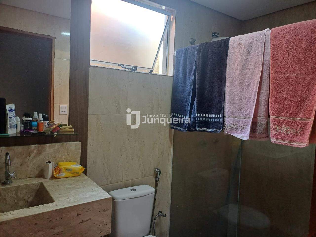 Casa à venda, 4 quartos, 2 vagas, no bairro Água Branca em Piracicaba - SP