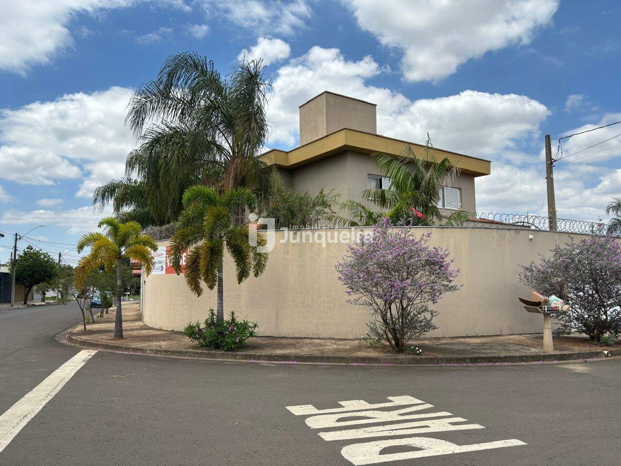 Casa Comercial à venda, 3 quartos, sendo 1 suíte, 2 vagas, no bairro Santa Terezinha em Piracicaba - SP