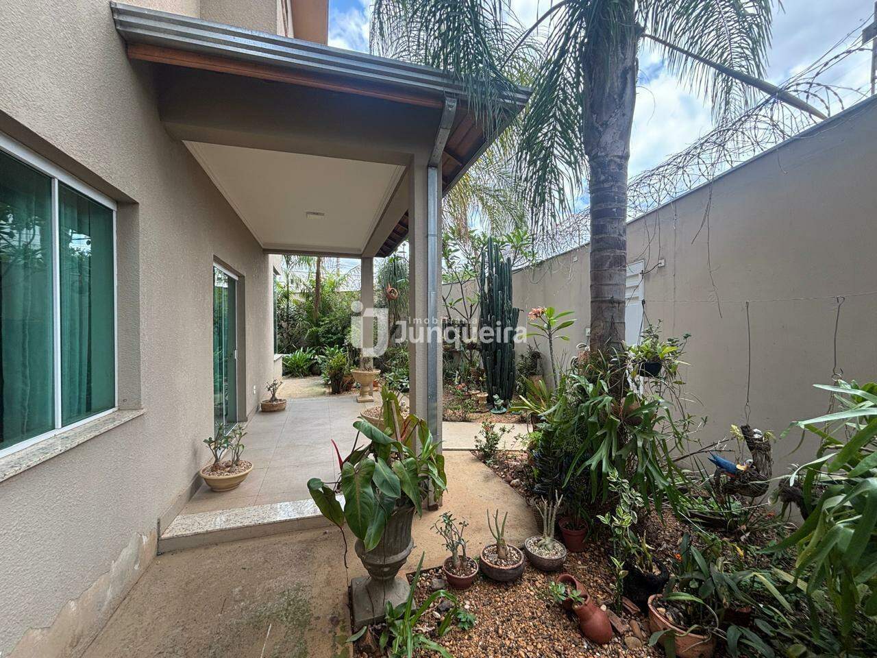 Casa Comercial à venda, 3 quartos, sendo 1 suíte, 2 vagas, no bairro Santa Terezinha em Piracicaba - SP