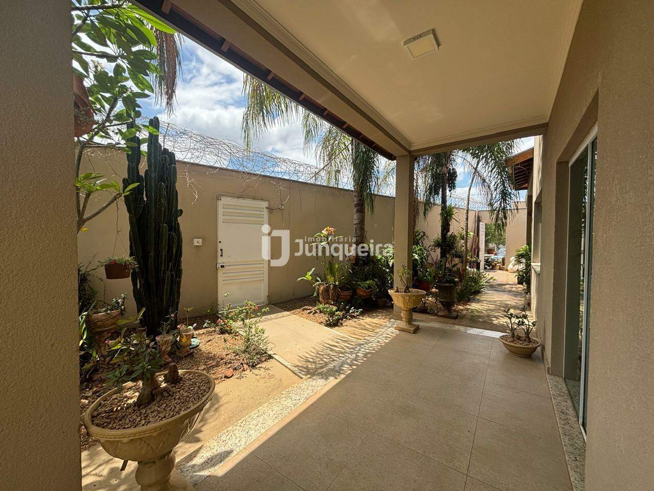 Casa Comercial à venda, 3 quartos, sendo 1 suíte, 2 vagas, no bairro Santa Terezinha em Piracicaba - SP