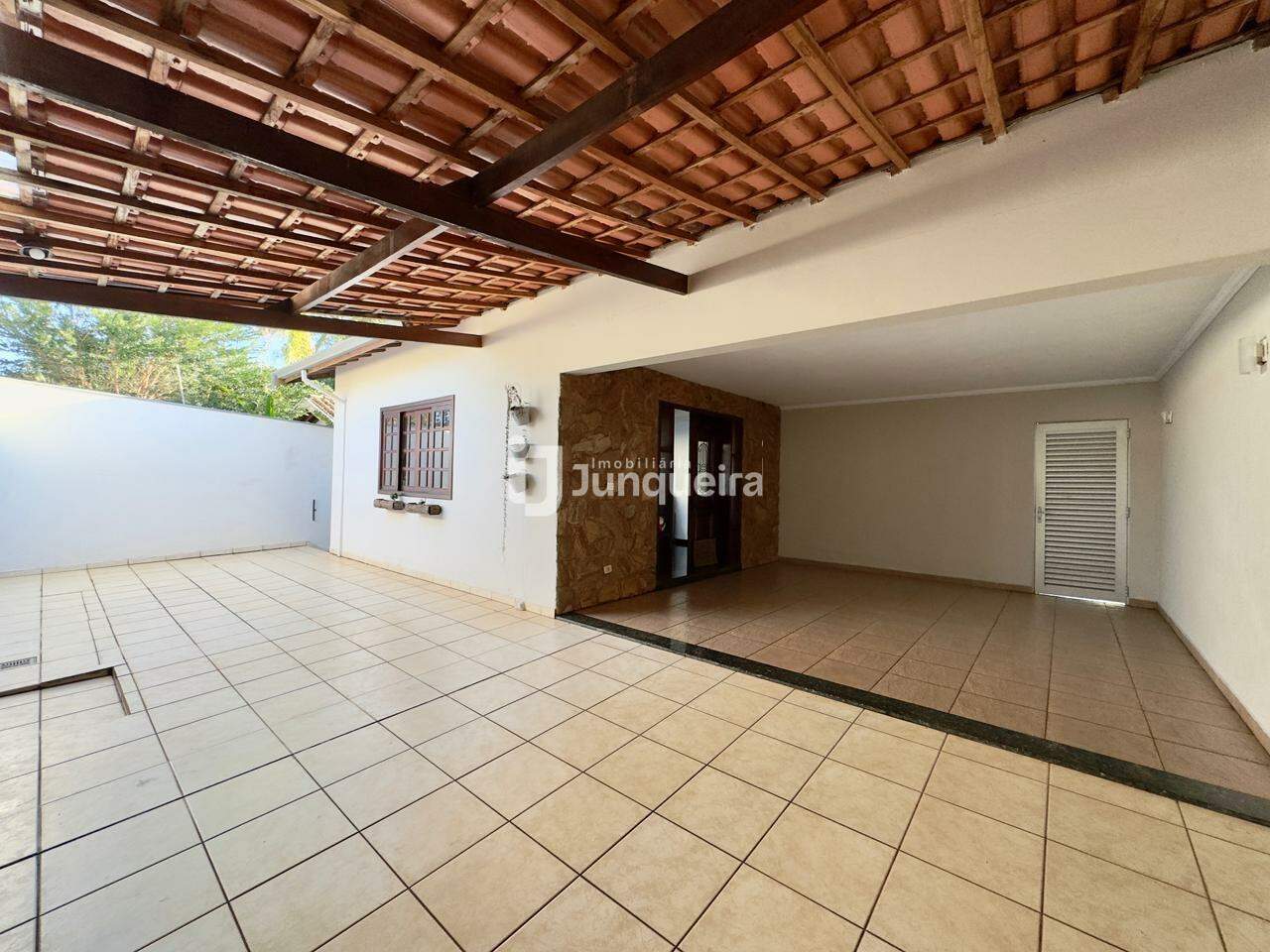 Casa à venda, 3 quartos, sendo 1 suíte, 4 vagas, no bairro Parque Santa Cecília em Piracicaba - SP