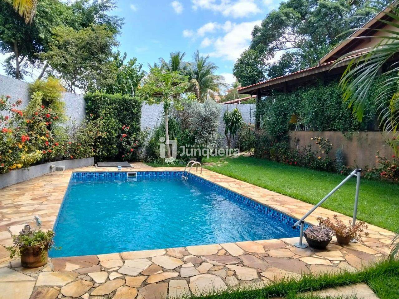 Casa à venda, 3 quartos, sendo 1 suíte, 4 vagas, no bairro Nova Piracicaba em Piracicaba - SP