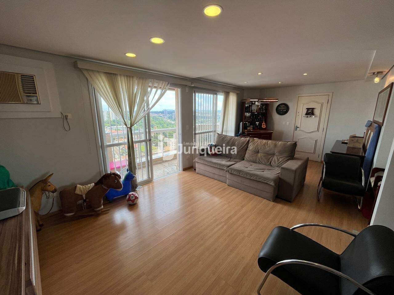 Apartamento à venda no Edifício Albatroz, 3 quartos, sendo 1 suíte, 2 vagas, no bairro Centro em Piracicaba - SP