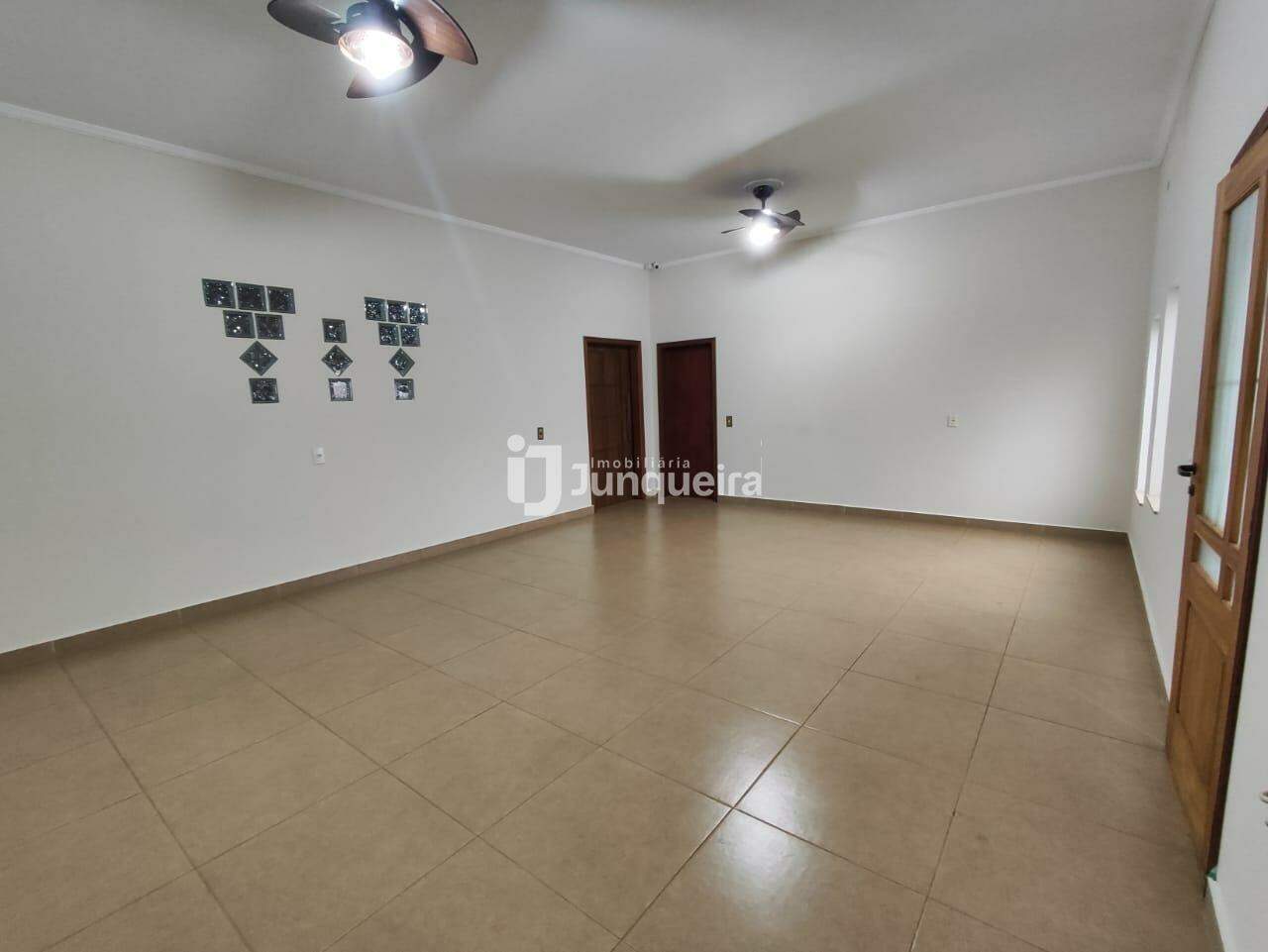 Casa para alugar, 4 quartos, sendo 2 suítes, 3 vagas, no bairro Centro em Rio das Pedras - SP