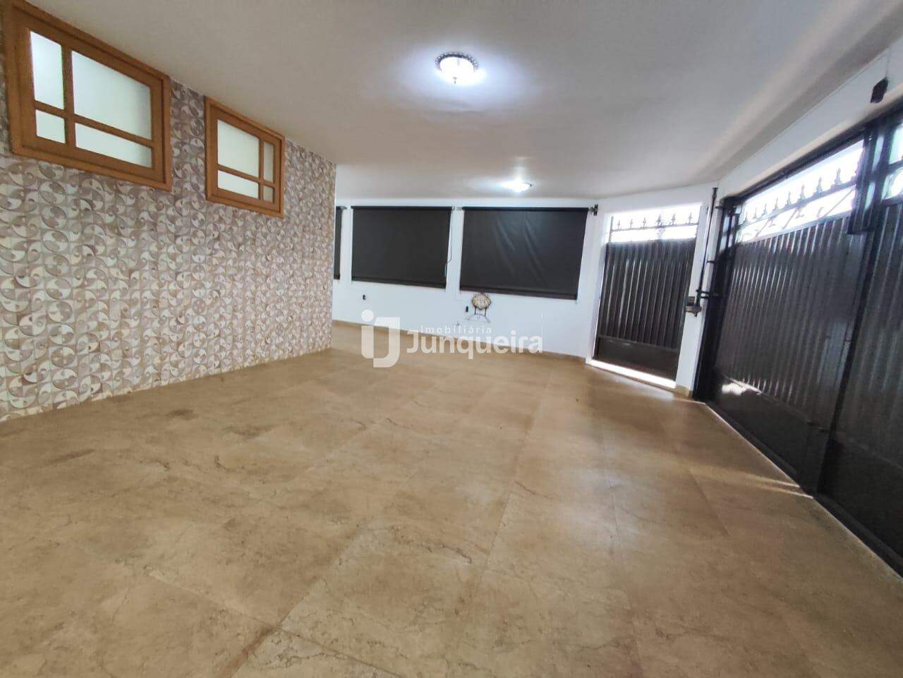 Casa para alugar, 4 quartos, sendo 2 suítes, 3 vagas, no bairro Centro em Rio das Pedras - SP