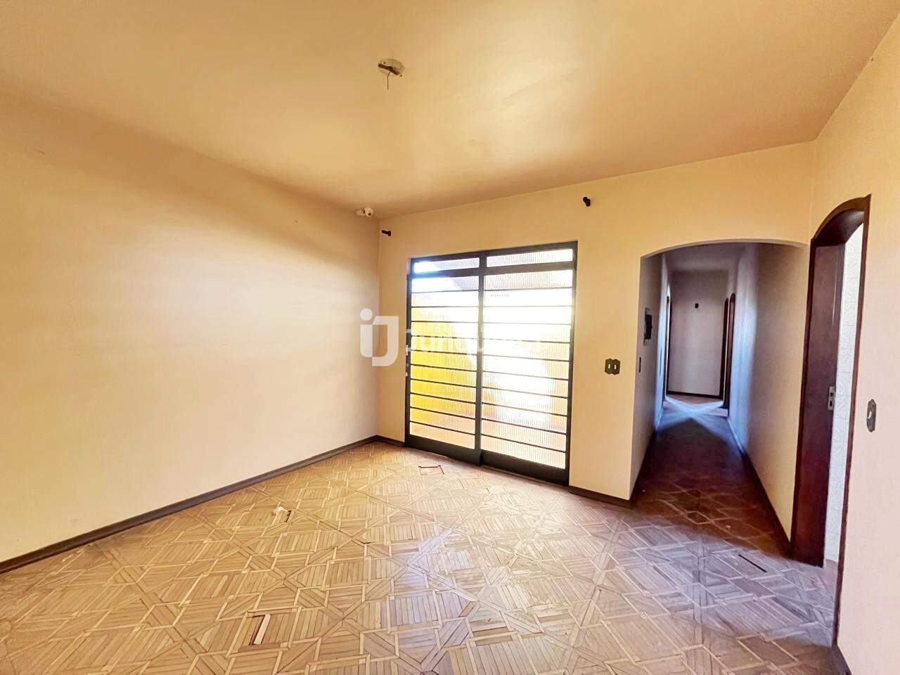 Casa à venda, 3 quartos, sendo 1 suíte, 2 vagas, no bairro Vila Rezende em Piracicaba - SP