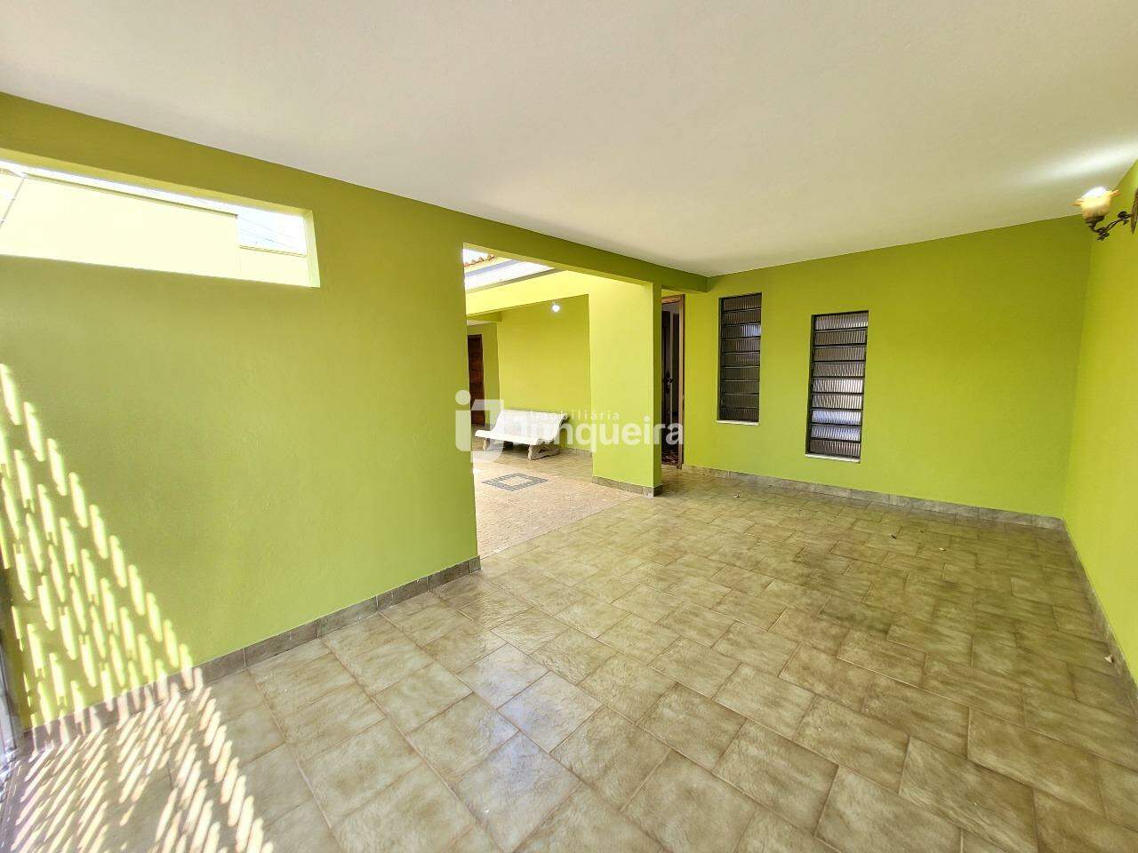 Casa para alugar, 5 quartos, sendo 1 suíte, 2 vagas, no bairro Vila Rezende em Piracicaba - SP