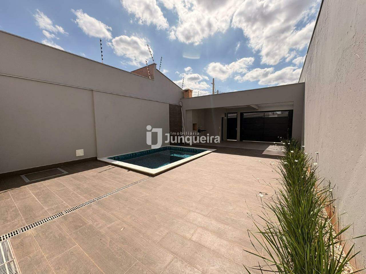 Casa para alugar, 3 quartos, sendo 1 suíte, 2 vagas, no bairro Residencial Nova Água Branca II em Piracicaba - SP