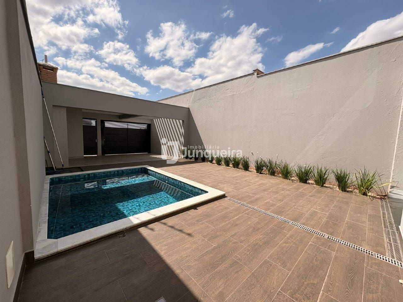 Casa para alugar, 3 quartos, sendo 1 suíte, 2 vagas, no bairro Residencial Nova Água Branca II em Piracicaba - SP