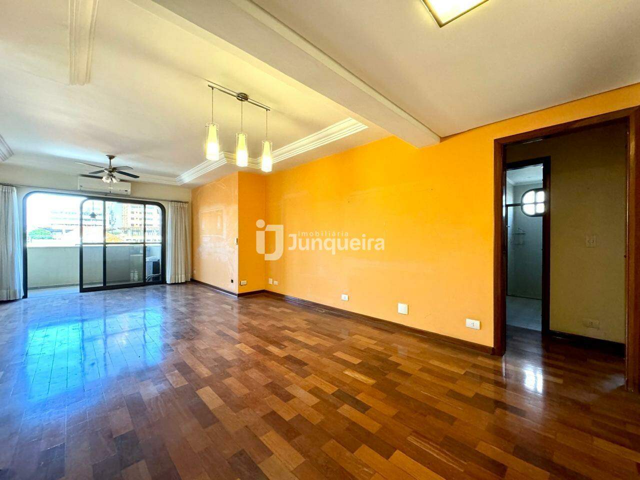 Apartamento à venda no Edificio Capuchinhos, 3 quartos, sendo 1 suíte, 2 vagas, no bairro Centro em Piracicaba - SP