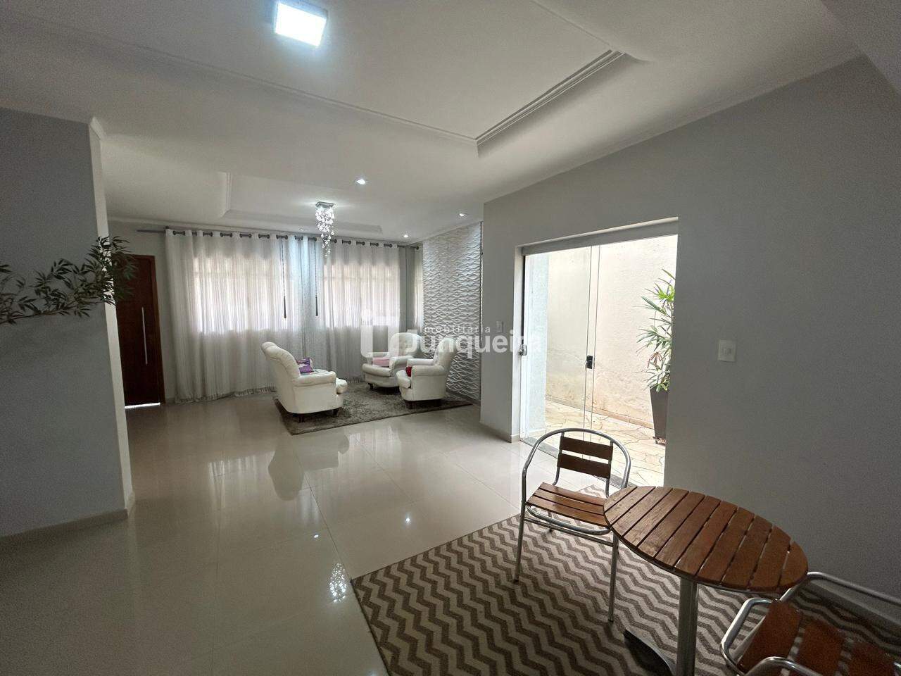 Casa à venda, 4 quartos, sendo 1 suíte, 4 vagas, no bairro Parque Santa Cecília em Piracicaba - SP