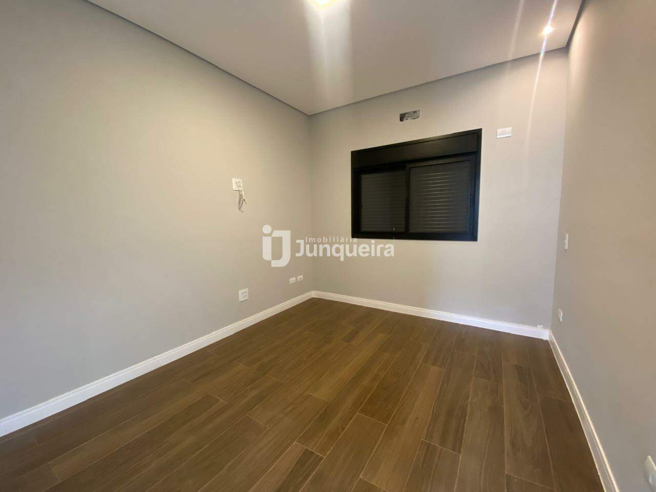 Casa em Condomínio à venda no Damha II , 3 quartos, sendo 3 suítes, 2 vagas, no bairro Parque Residencial Damha II em Piracicaba - SP