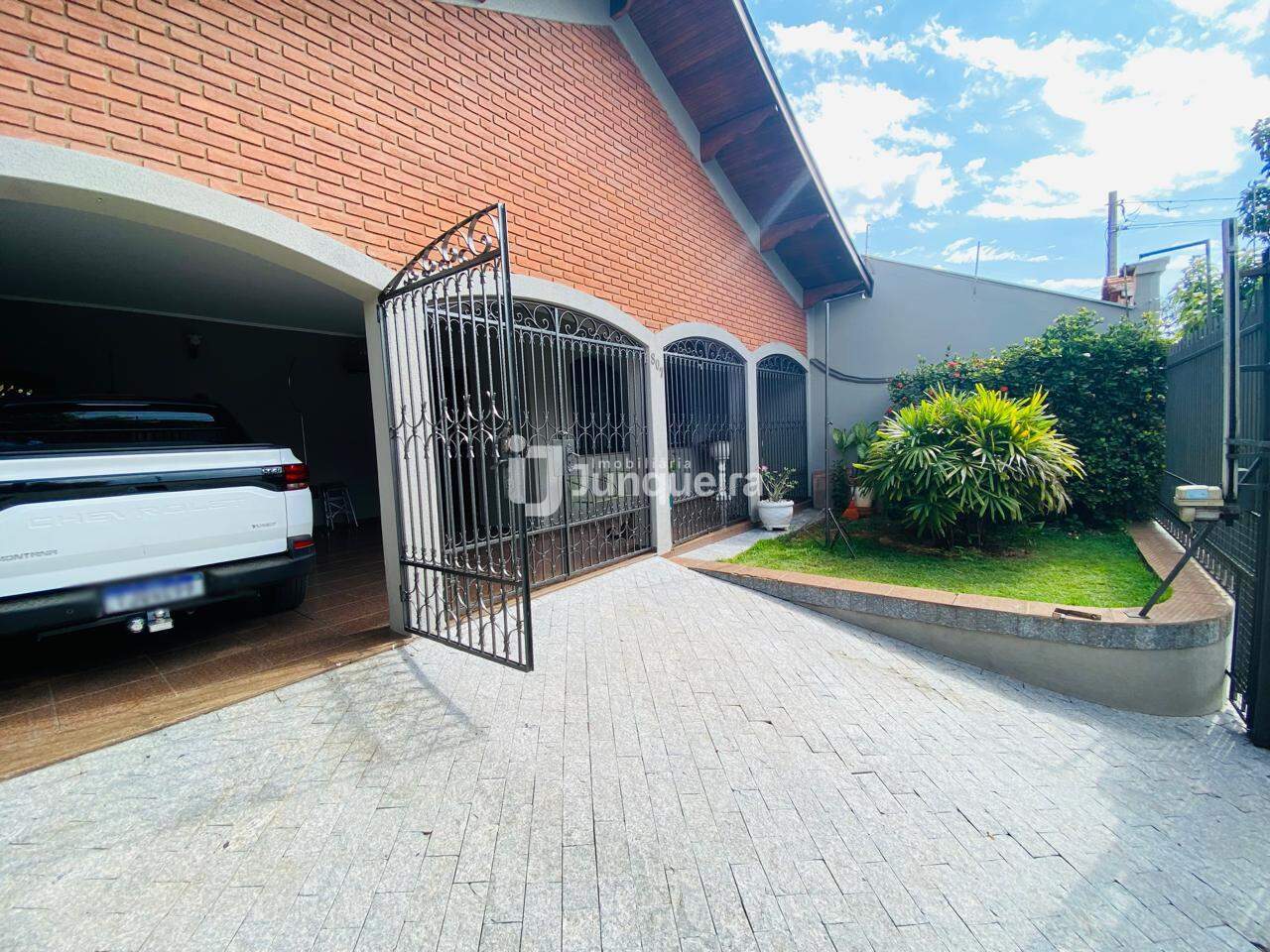 Casa à venda, 3 quartos, sendo 1 suíte, 4 vagas, no bairro Vila Rezende em Piracicaba - SP