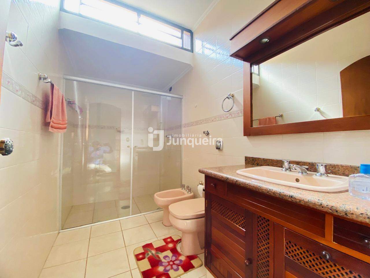 Casa à venda, 3 quartos, sendo 1 suíte, 4 vagas, no bairro Vila Rezende em Piracicaba - SP