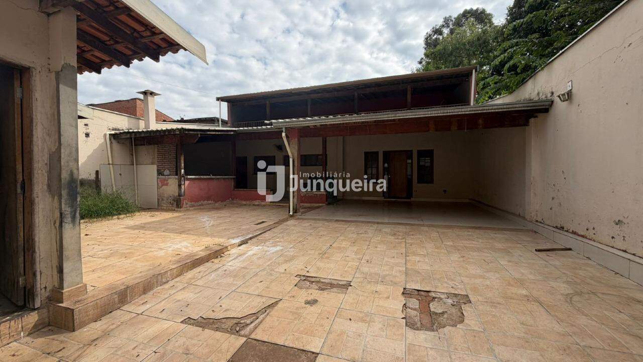 Casa à venda, 3 quartos, sendo 1 suíte, 4 vagas, no bairro Santa Rosa em Piracicaba - SP