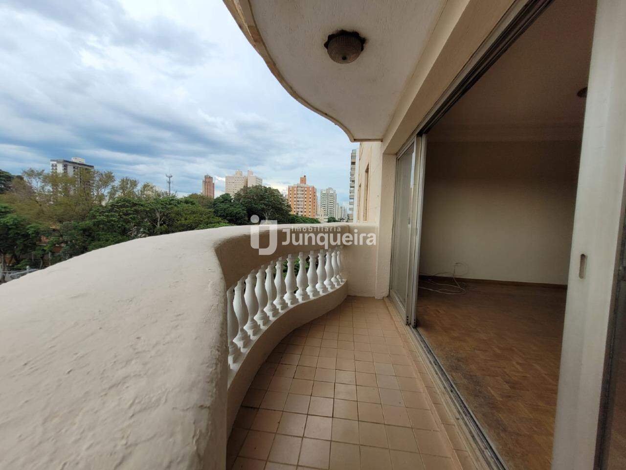 Apartamento para alugar no Edifício Jorge César Vargas, 3 quartos, sendo 1 suíte, 1 vaga, no bairro Centro em Piracicaba - SP