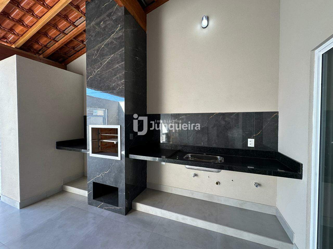 Casa à venda, 3 quartos, sendo 1 suíte, 2 vagas, no bairro Água Branca em Piracicaba - SP