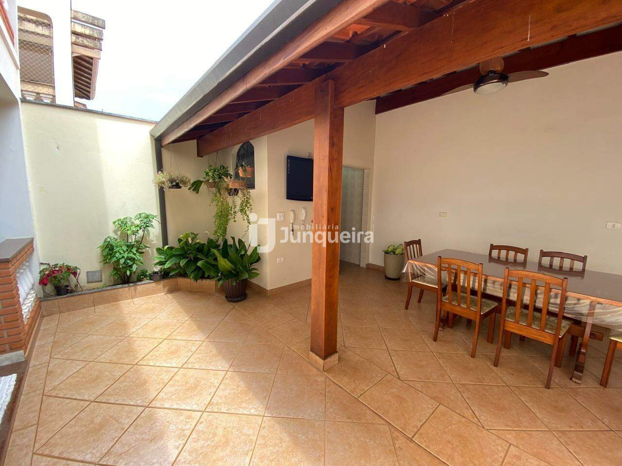 Casa à venda, 4 quartos, sendo 1 suíte, 4 vagas, no bairro Vila Rezende em Piracicaba - SP