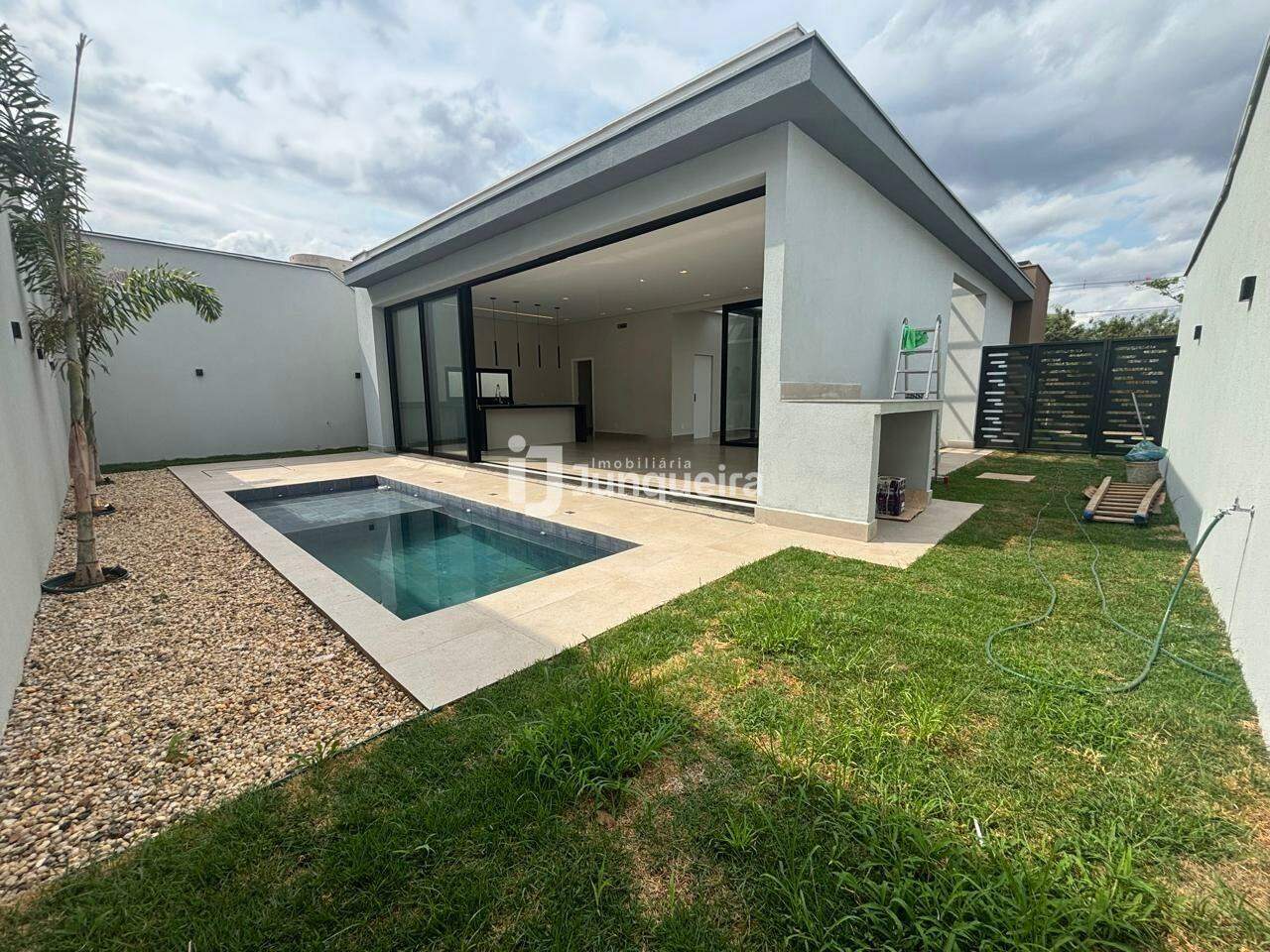 Casa em Condomínio à venda no Damha II , 3 quartos, sendo 3 suítes, 4 vagas, no bairro Condomínio Parque Residencial Damha ll em Sao Carlos - SP