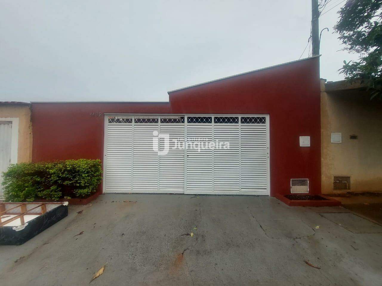 Casa para alugar, 3 quartos, 3 vagas, no bairro Jardim Oriente em Piracicaba - SP