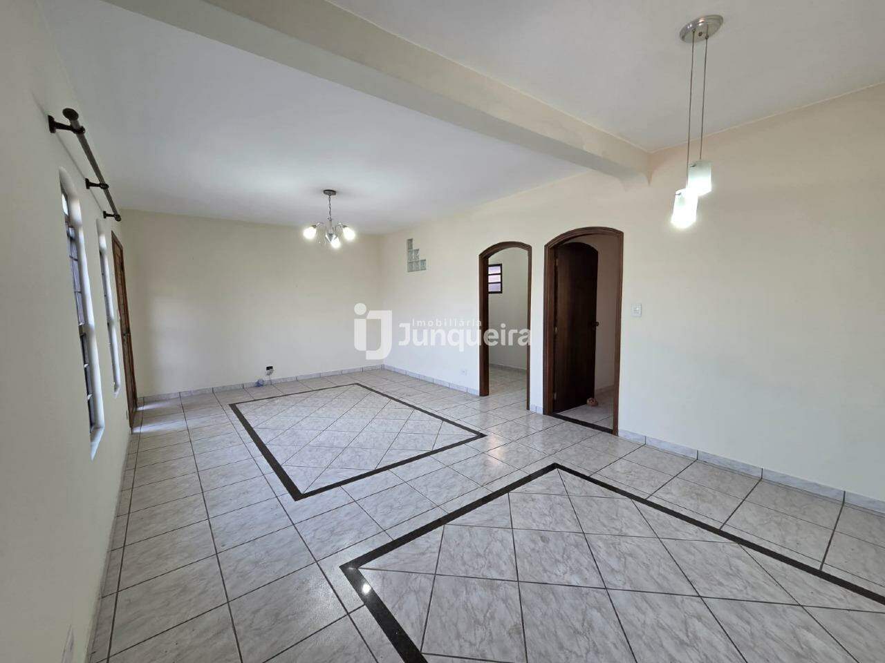 Casa à venda, 3 quartos, sendo 1 suíte, 4 vagas, no bairro Castelinho em Piracicaba - SP