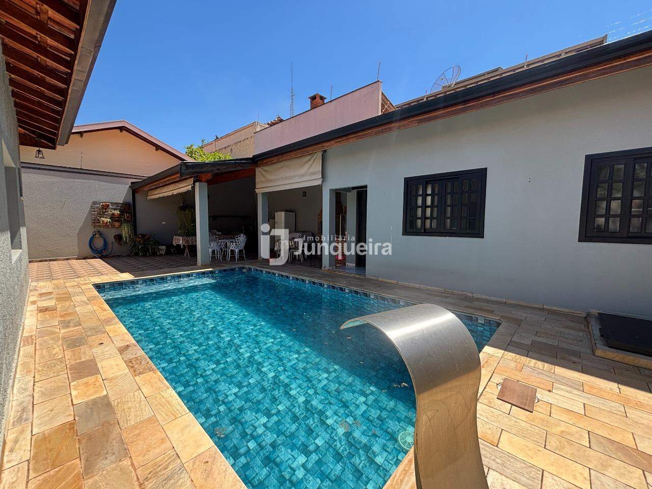 Casa à venda, 3 quartos, sendo 1 suíte, 5 vagas, no bairro Nova Piracicaba em Piracicaba - SP