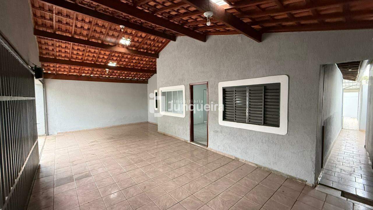 Casa para alugar, 4 quartos, sendo 2 suítes, 3 vagas, no bairro Jardim Primavera em Piracicaba - SP