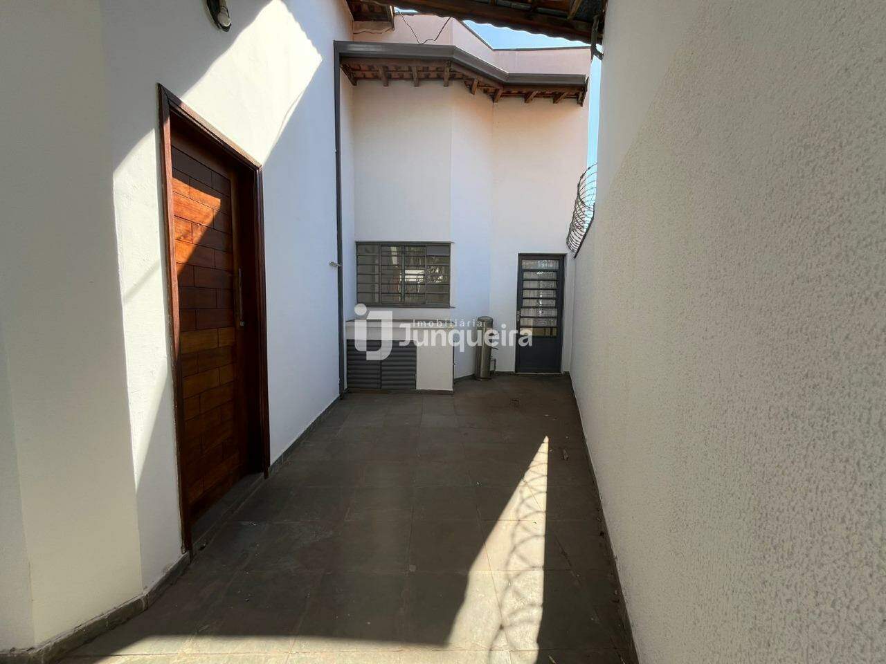 Casa à venda, 4 quartos, sendo 2 suítes, 2 vagas, no bairro Jardim Monumento em Piracicaba - SP