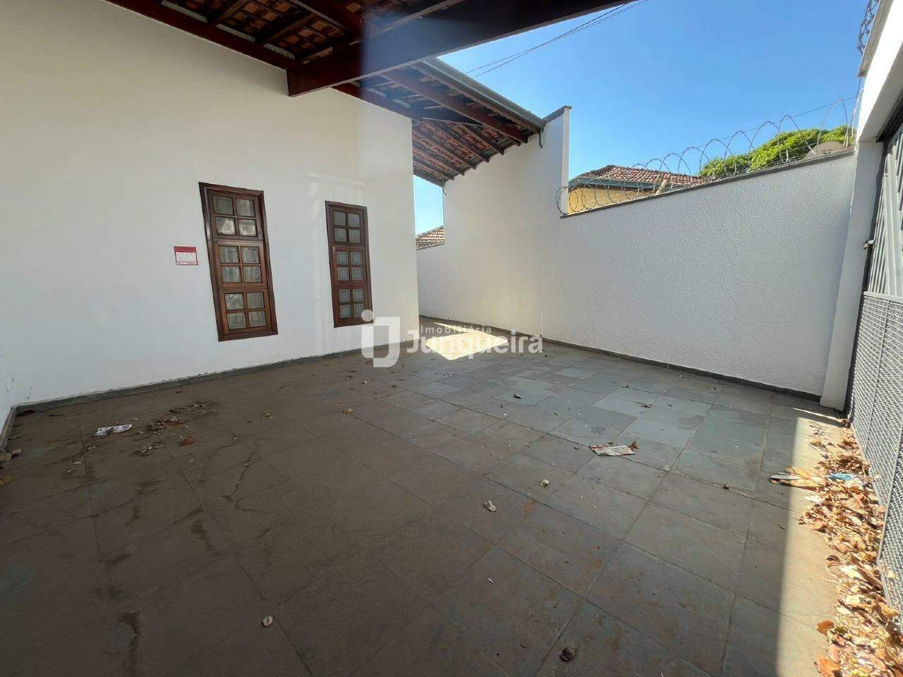 Casa à venda, 4 quartos, sendo 2 suítes, 2 vagas, no bairro Jardim Monumento em Piracicaba - SP