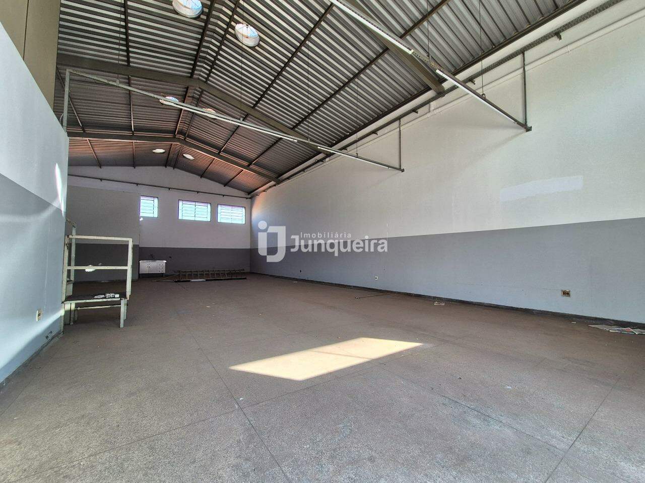 Galpão à venda, 2 vagas, no bairro Jaraguá em Piracicaba - SP