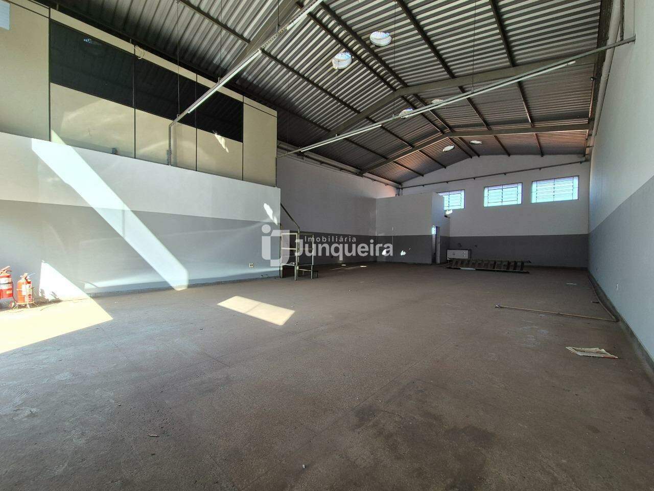 Galpão à venda, 2 vagas, no bairro Jaraguá em Piracicaba - SP