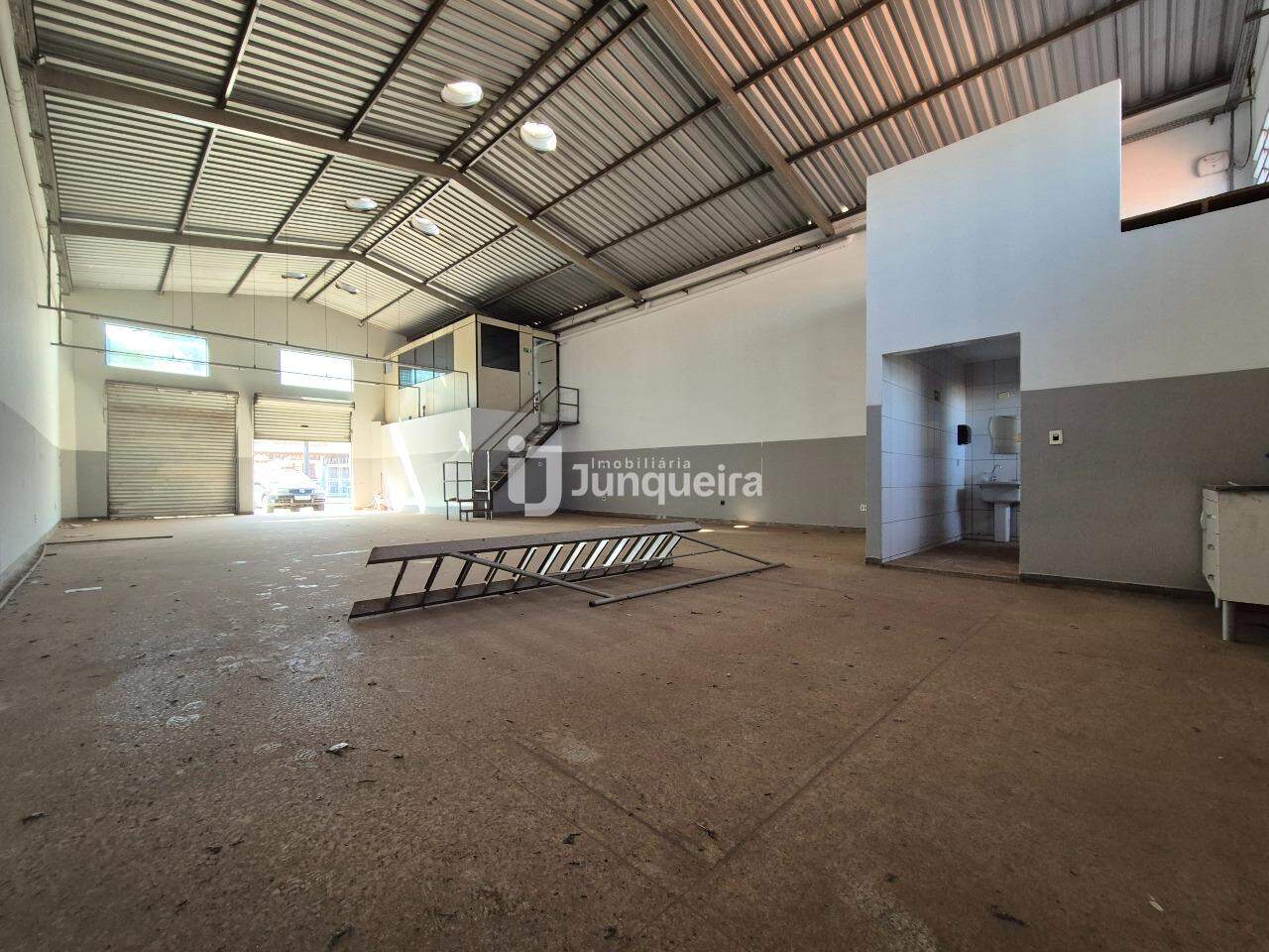 Galpão à venda, 2 vagas, no bairro Jaraguá em Piracicaba - SP