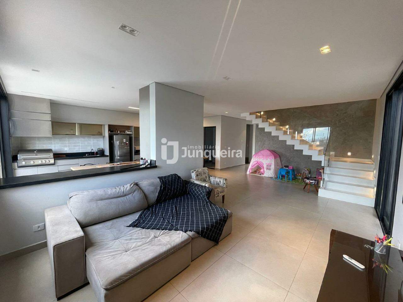 Casa em Condomínio à venda no Villa D'Aquila, 4 quartos, sendo 1 suíte, 2 vagas, no bairro Santa Rosa em Piracicaba - SP