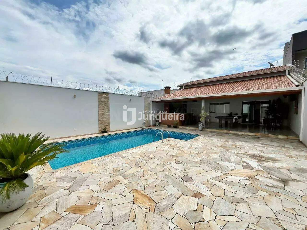 Casa para alugar, 2 quartos, sendo 1 suíte, 2 vagas, no bairro Parque São Matheus em Piracicaba - SP