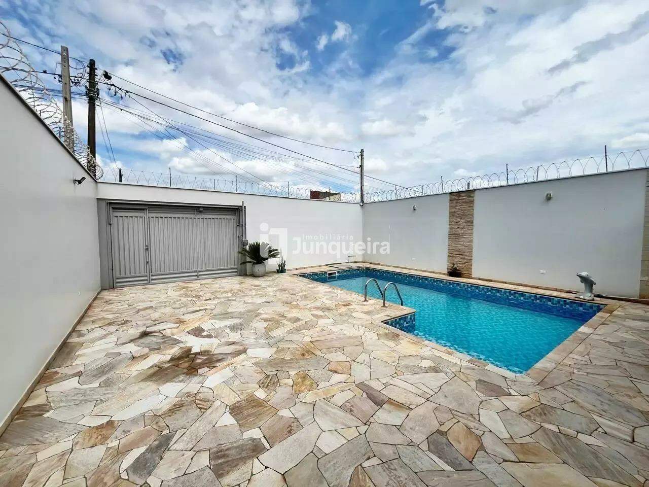 Casa para alugar, 2 quartos, sendo 1 suíte, 2 vagas, no bairro Parque São Matheus em Piracicaba - SP